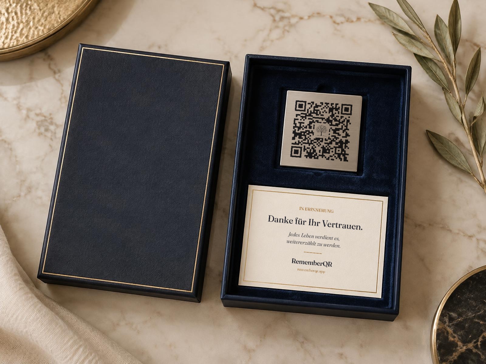 Kleine schwarze Aluminium-Plakette mit graviertem QR-Code in einer dunkelblauen Samtschatulle